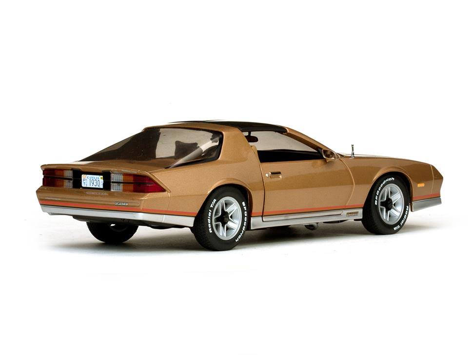 Gold 1/18 Diecast Model Car F12543